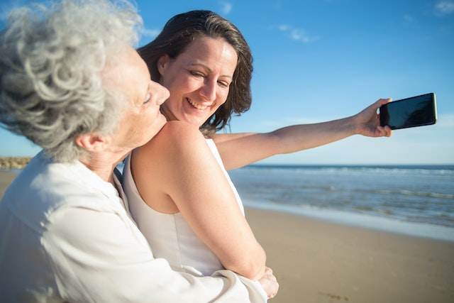 Les caractéristiques essentielles des smartphones pour les seniors - Logically